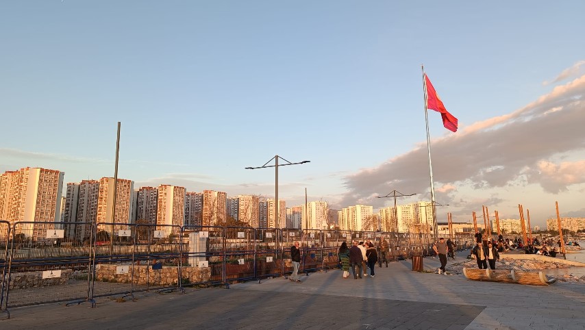 Doğa koşulları Türk Bayrağını yıpratmayı başarmış görünüyor