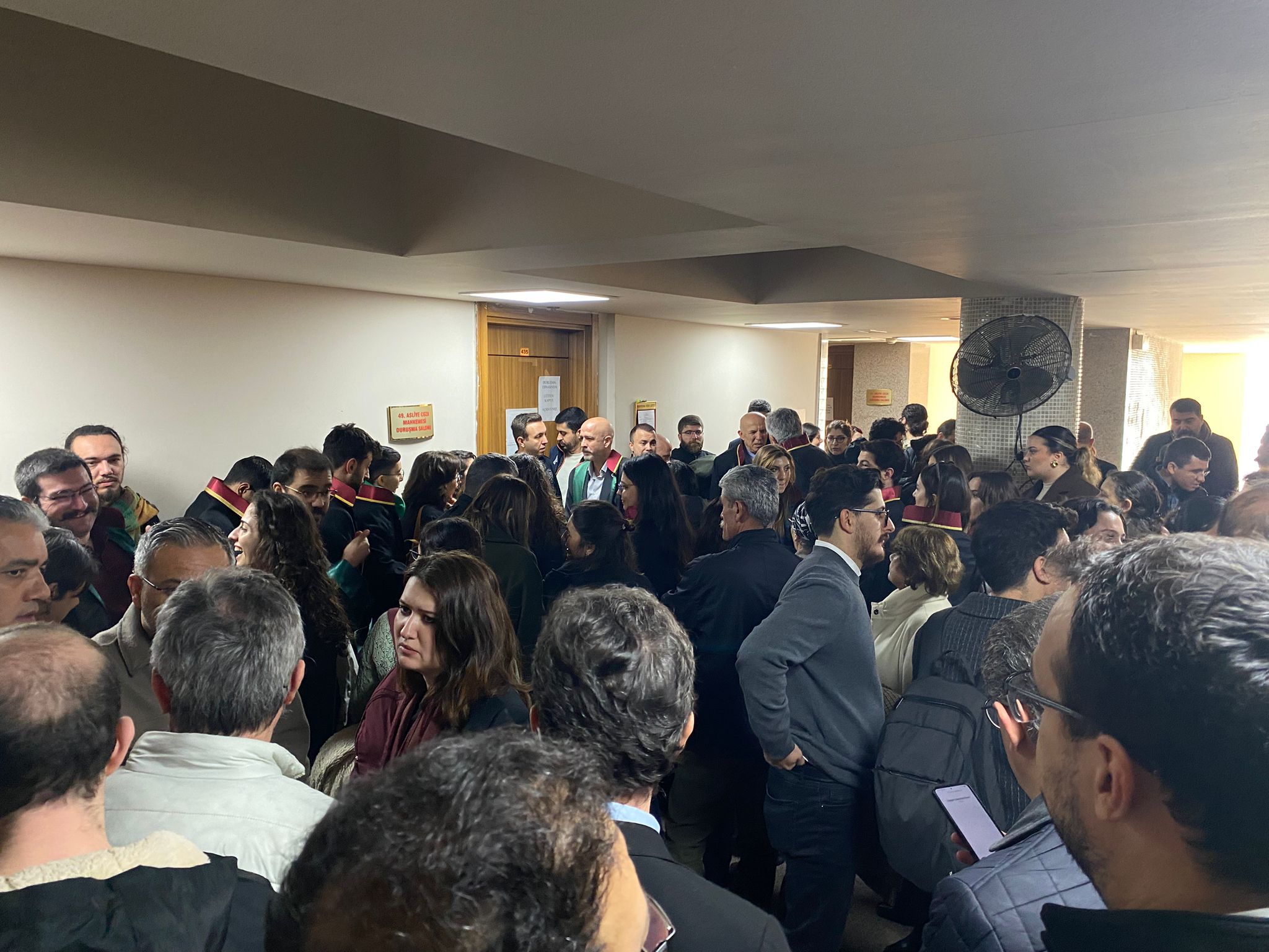 Sloganlar eşliğinde duruşma salonuna geldiler