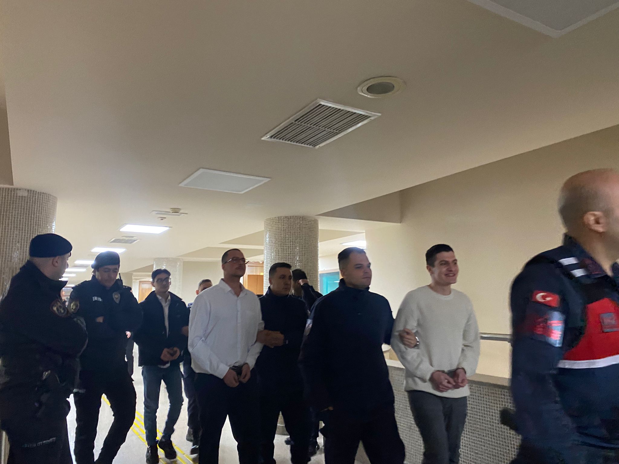 Sloganlar eşliğinde duruşma salonuna geldiler