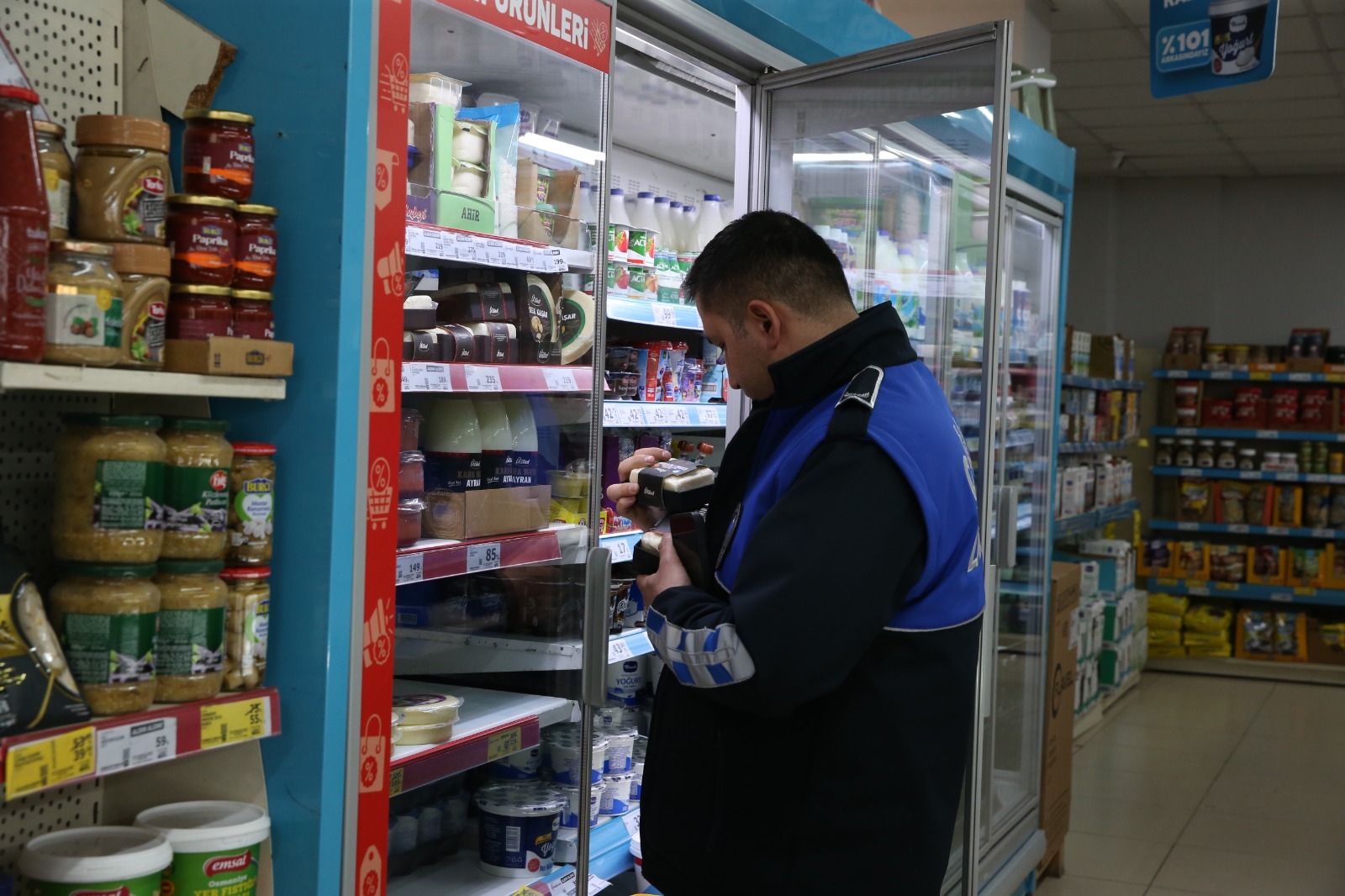 Raflarda şeffaflık ve etiket uyumu kontrolü