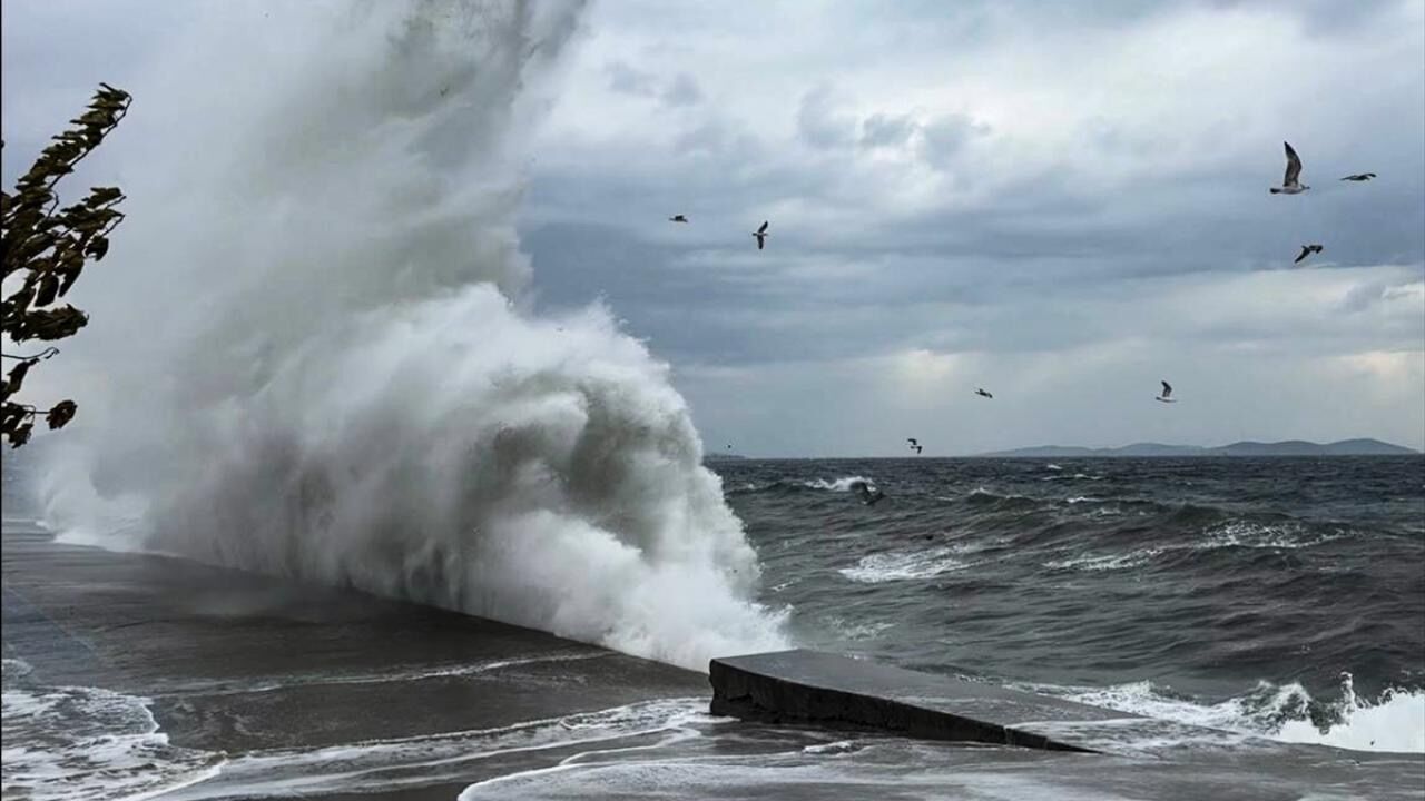 İzmir’e fırtına uyarısı: Saat verildi, 12 ilçeye dikkat...