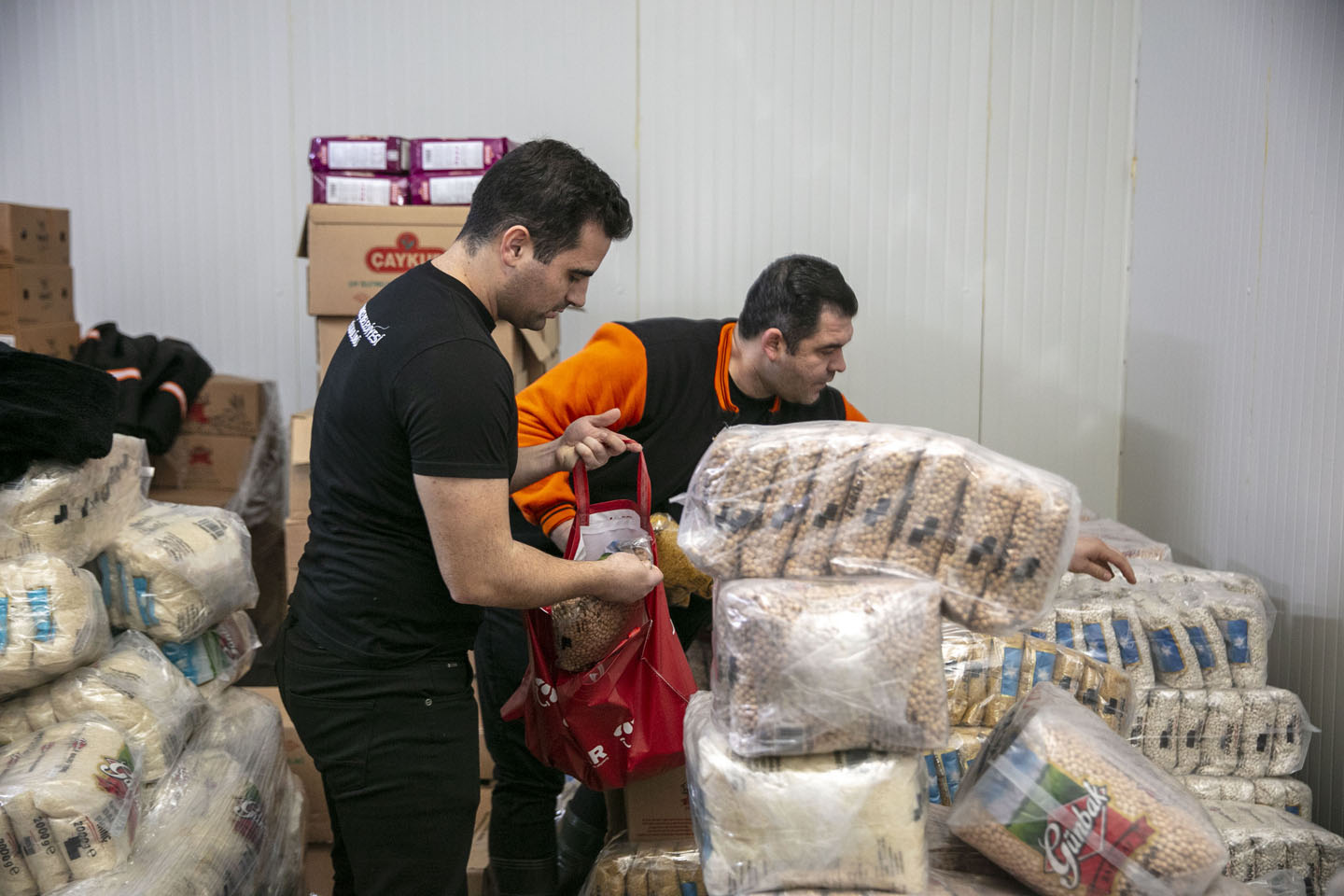 Güzelbahçe’de Ramazan Ayı Öncesinde 12 Mahallede Ihtiyaç Sahibi 350 Aileye Yaklaşık 3 Milyon Lira Tutarında Ramazan Kolisi Ulaştırıldı. 24 Kalem Temel Gıda Ürününden Oluşan Koliler, Ailelerin Evlerine Tek Tek Teslim Edildi.