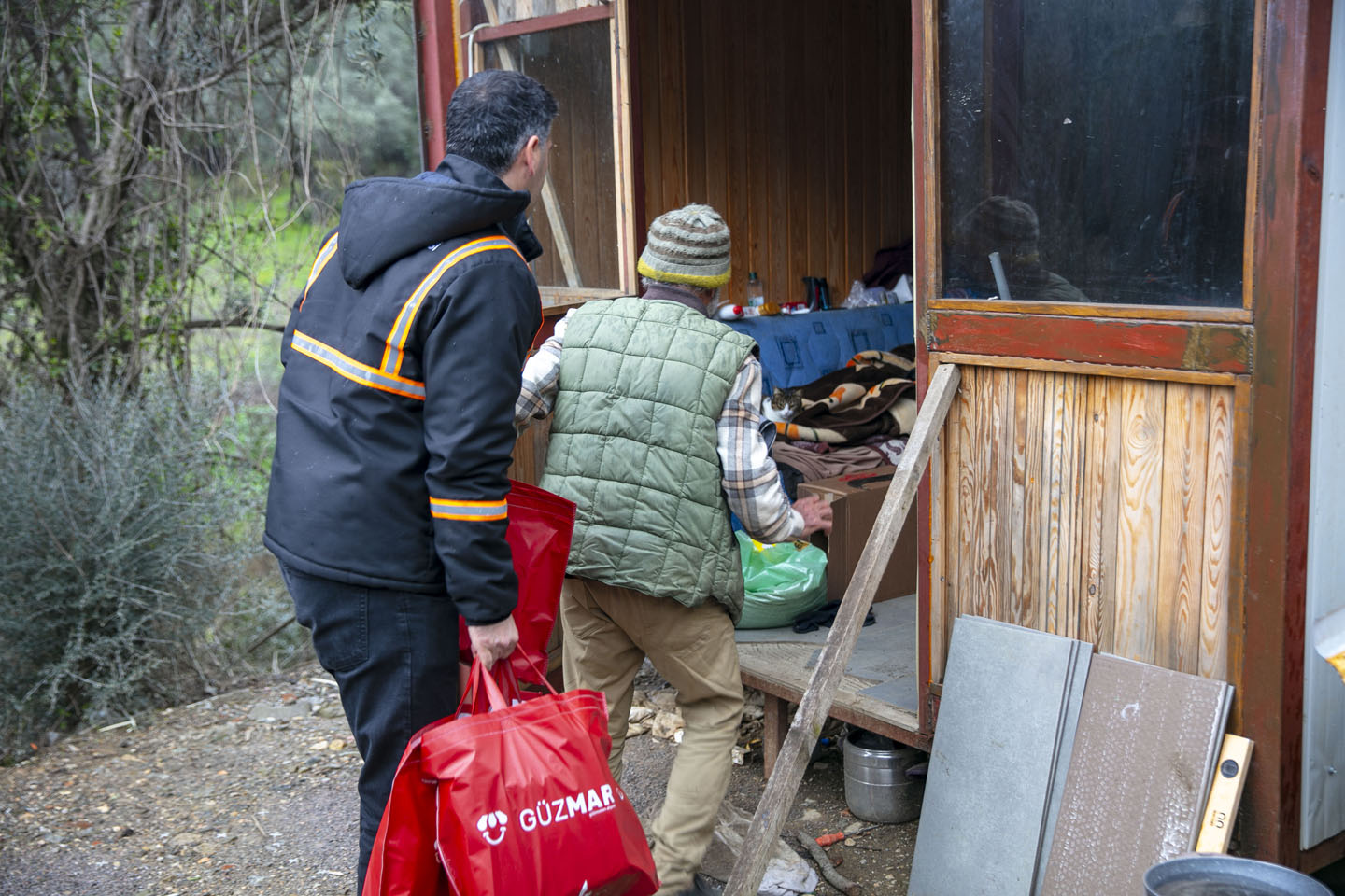 Güzelbahçe’de Ramazan Ayı Öncesinde 12 Mahallede Ihtiyaç Sahibi 350 Aileye Yaklaşık 3 Milyon Lira Tutarında Ramazan Kolisi Ulaştırıldı. 24 Kalem Temel Gıda Ürününden Oluşan Koliler, Ailelerin Evlerine Tek Tek Teslim Edildi.2