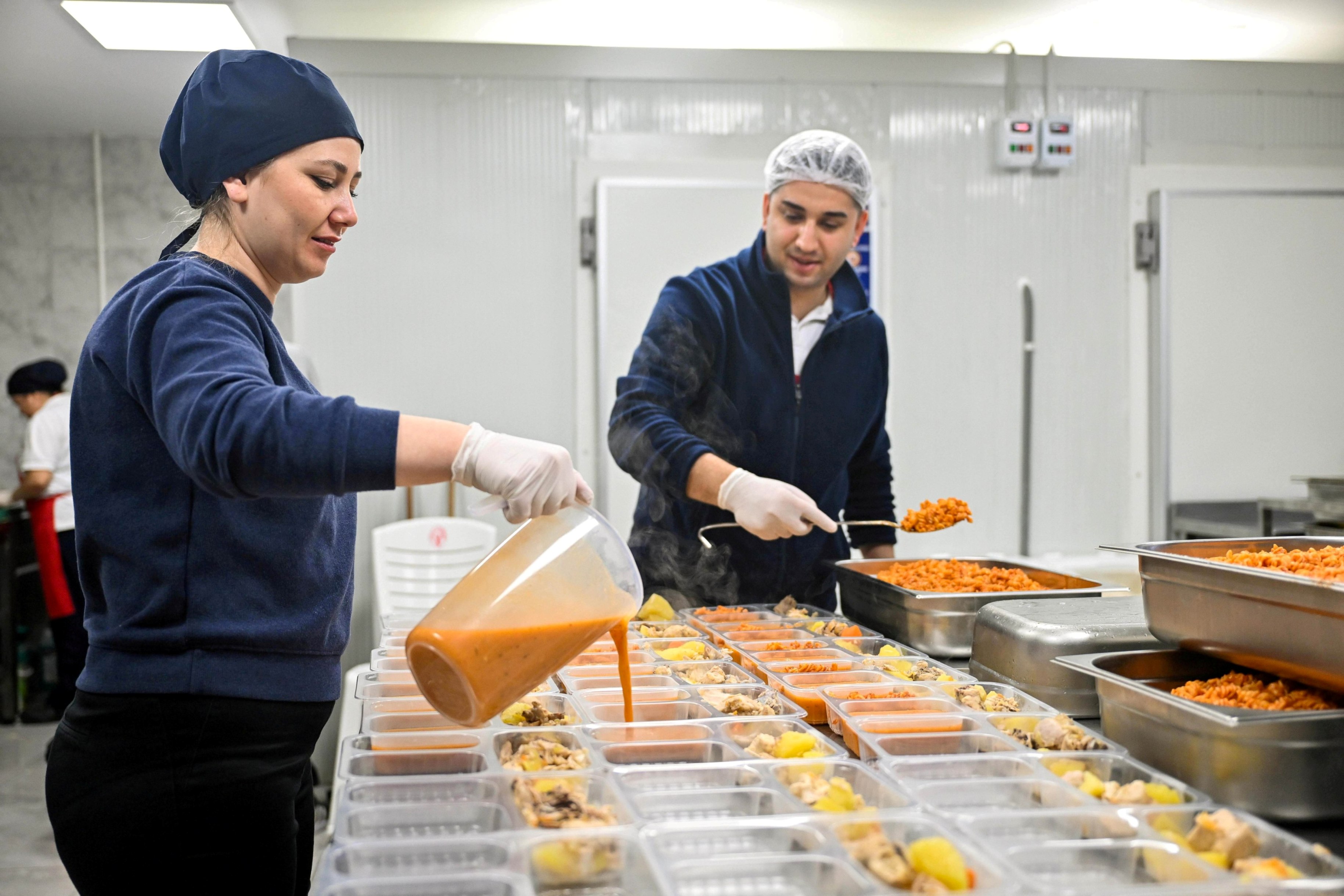 İftara Yetişemeyene Metroda Sıcak Destek!