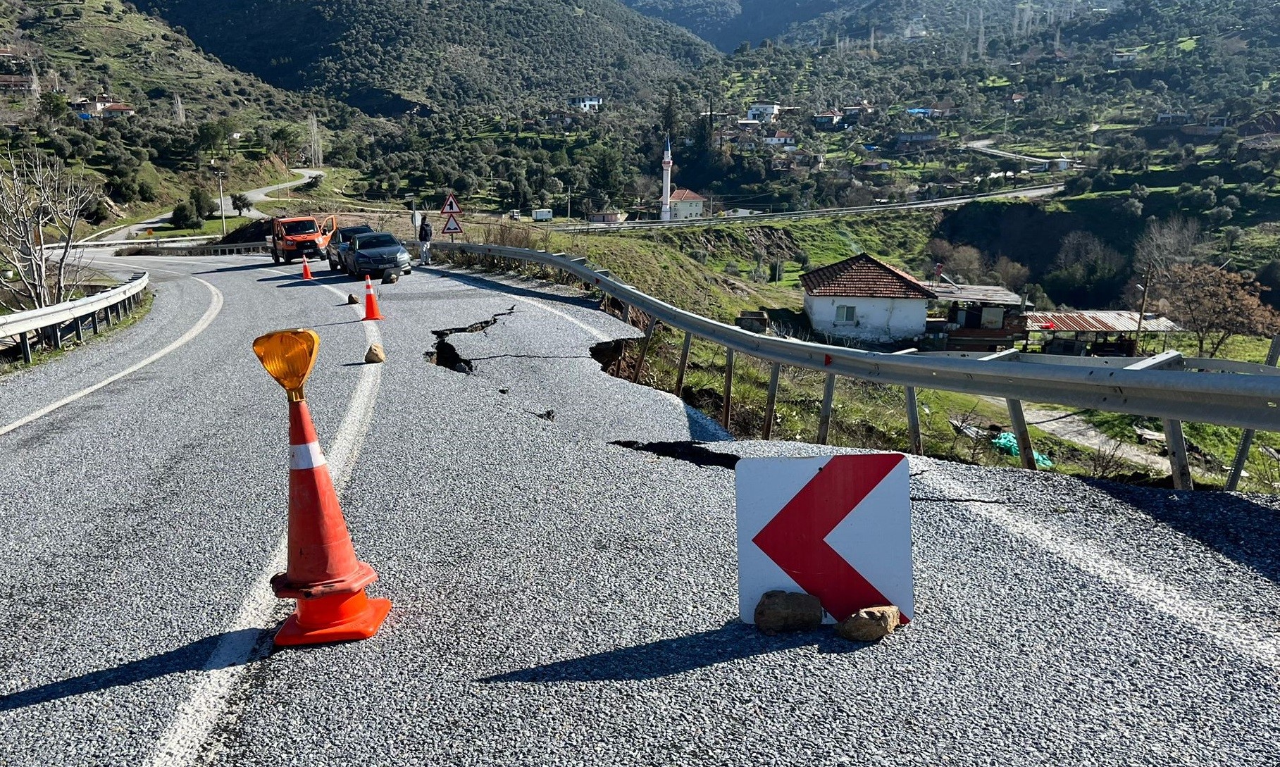 İncirliova–Tire Yolunda Toprak Kayması1