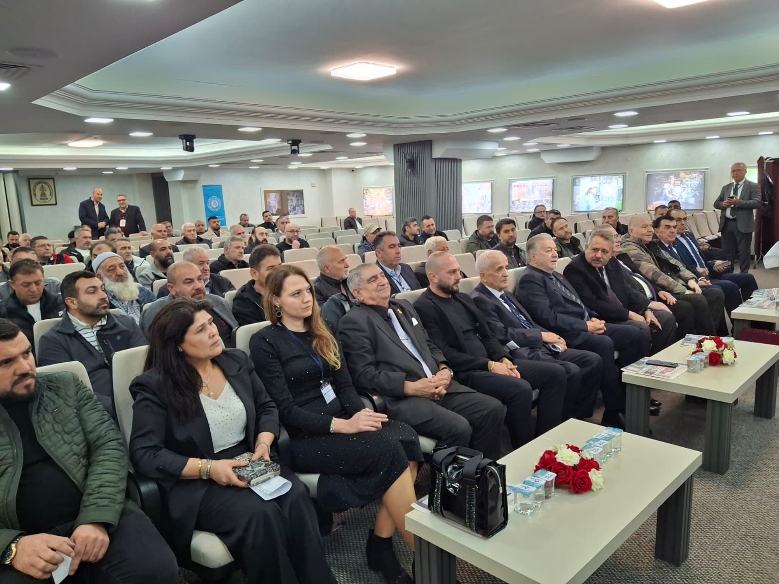 İzmir’de inşaat sanatkarları sandık başında!