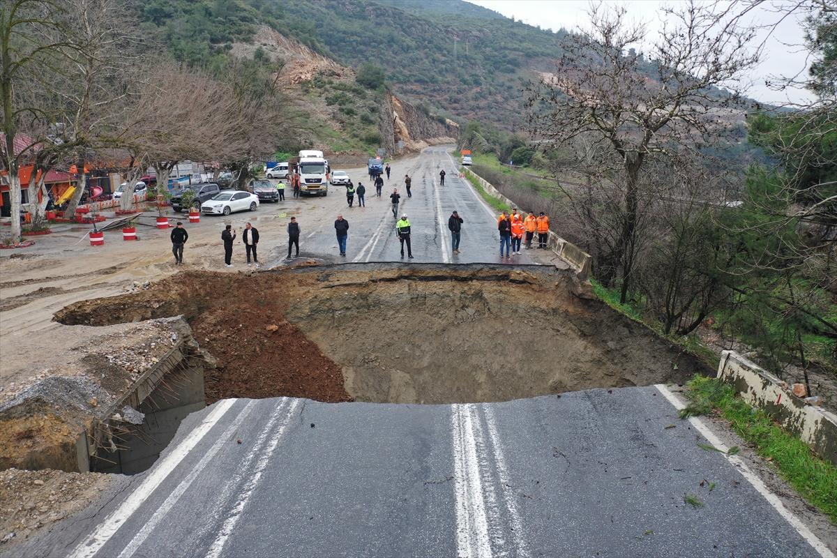 Havutçu mevkisinde yol ortadan ikiye ayrıldı 