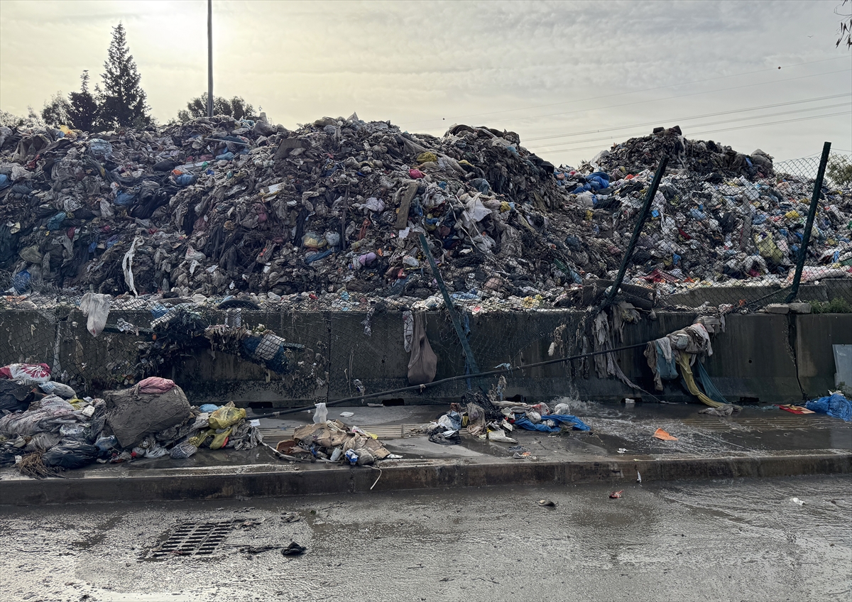 Şantiye alanından bulvarlara atık akını