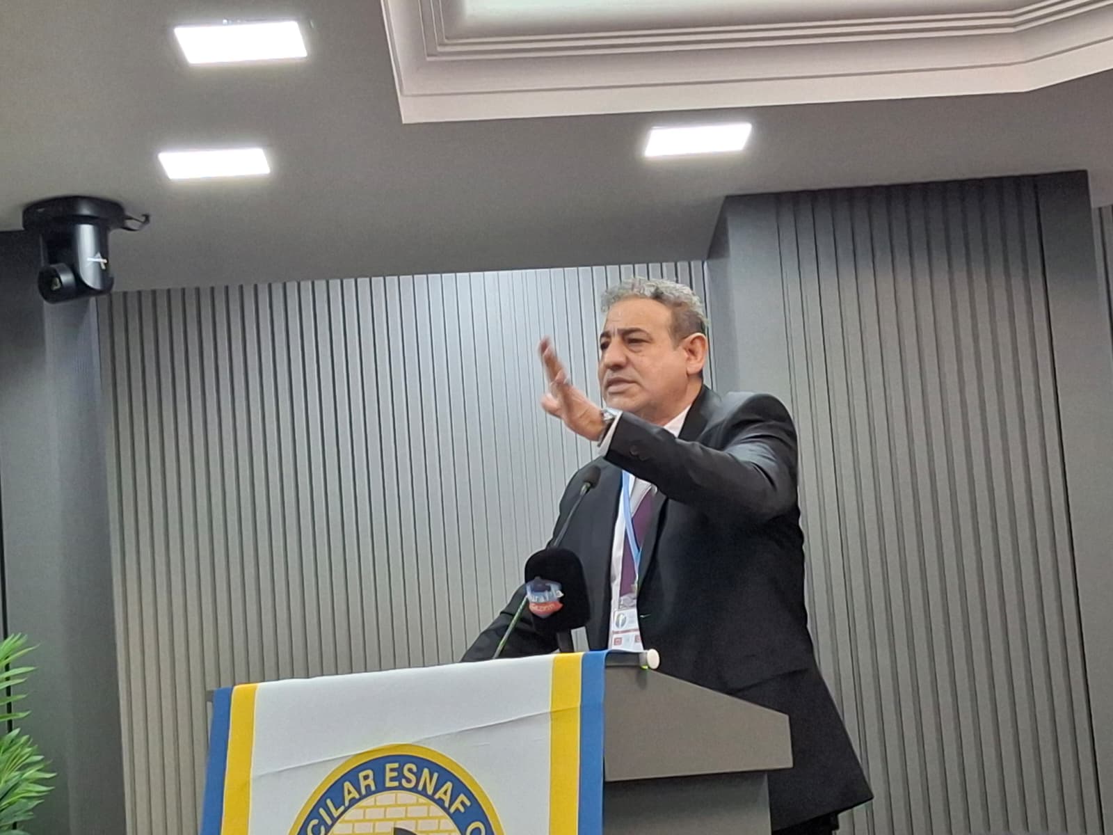 “Filler tepişiyor, çimenler eziliyor”