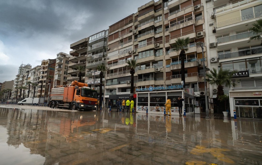 İzmir’de 88 yıllık yağış rekoru kırıldı