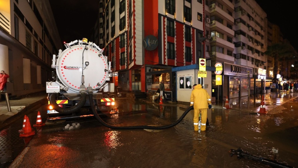 Alçak basınç ve lodos etkisi: Deniz 85 santimetre yükseldi