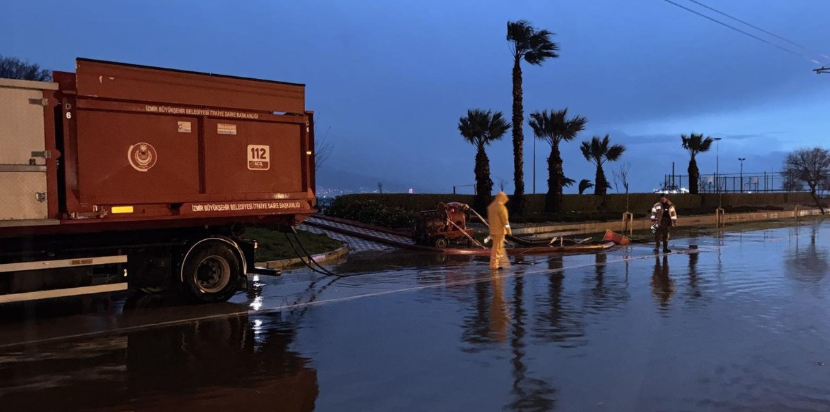 Alçak basınç ve lodos etkisi: Deniz 85 santimetre yükseldi