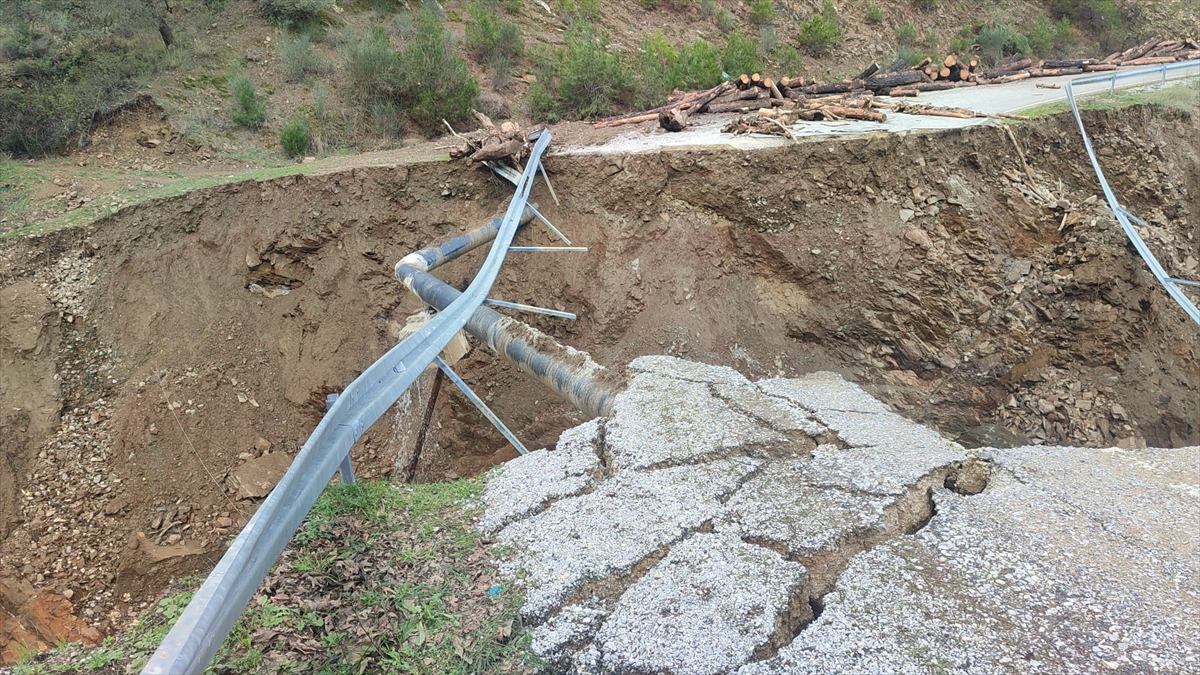 Enerji nakil hatları devrildi: 5 mahalle karanlığa gömüldü