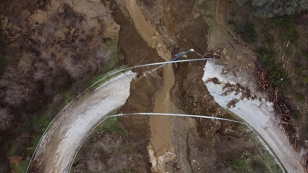 Enerji nakil hatları devrildi: 5 mahalle karanlığa gömüldü
