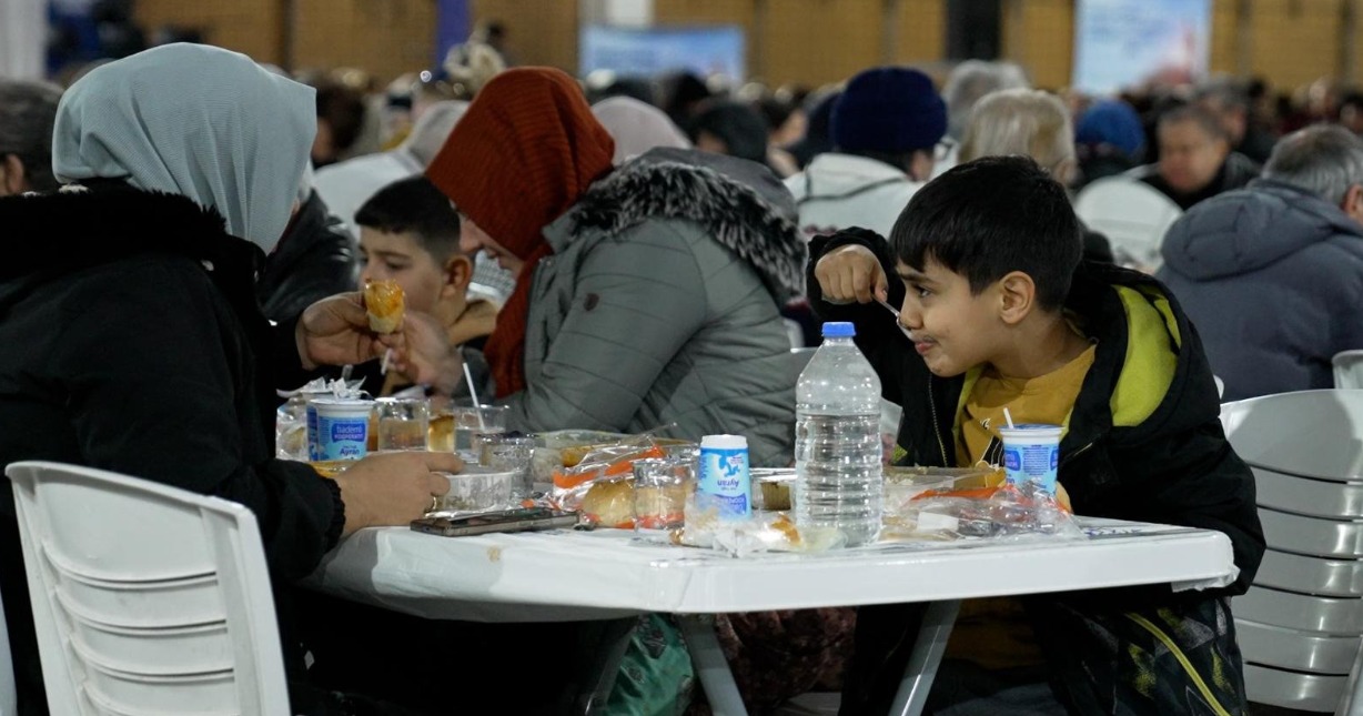 Gaziemir’de yoğun katılımlı kardeşlik sofrası