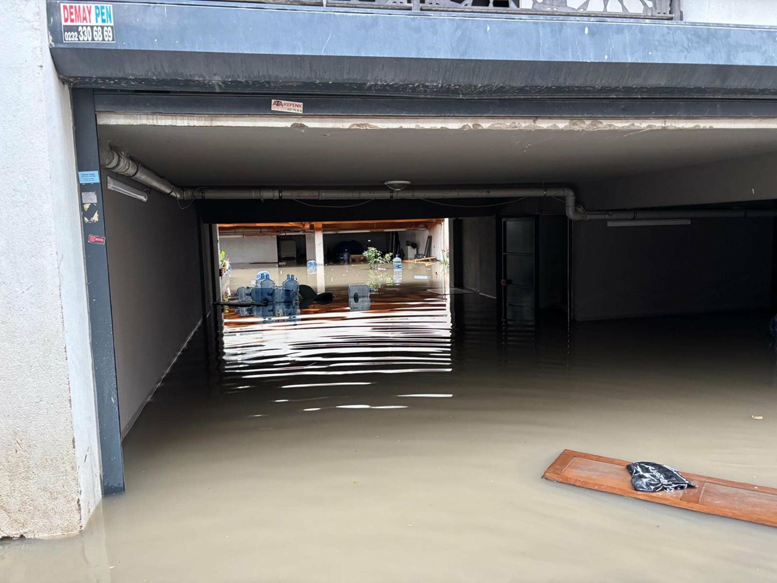 6304 ve 6305 sokaklar sular altında kaldı