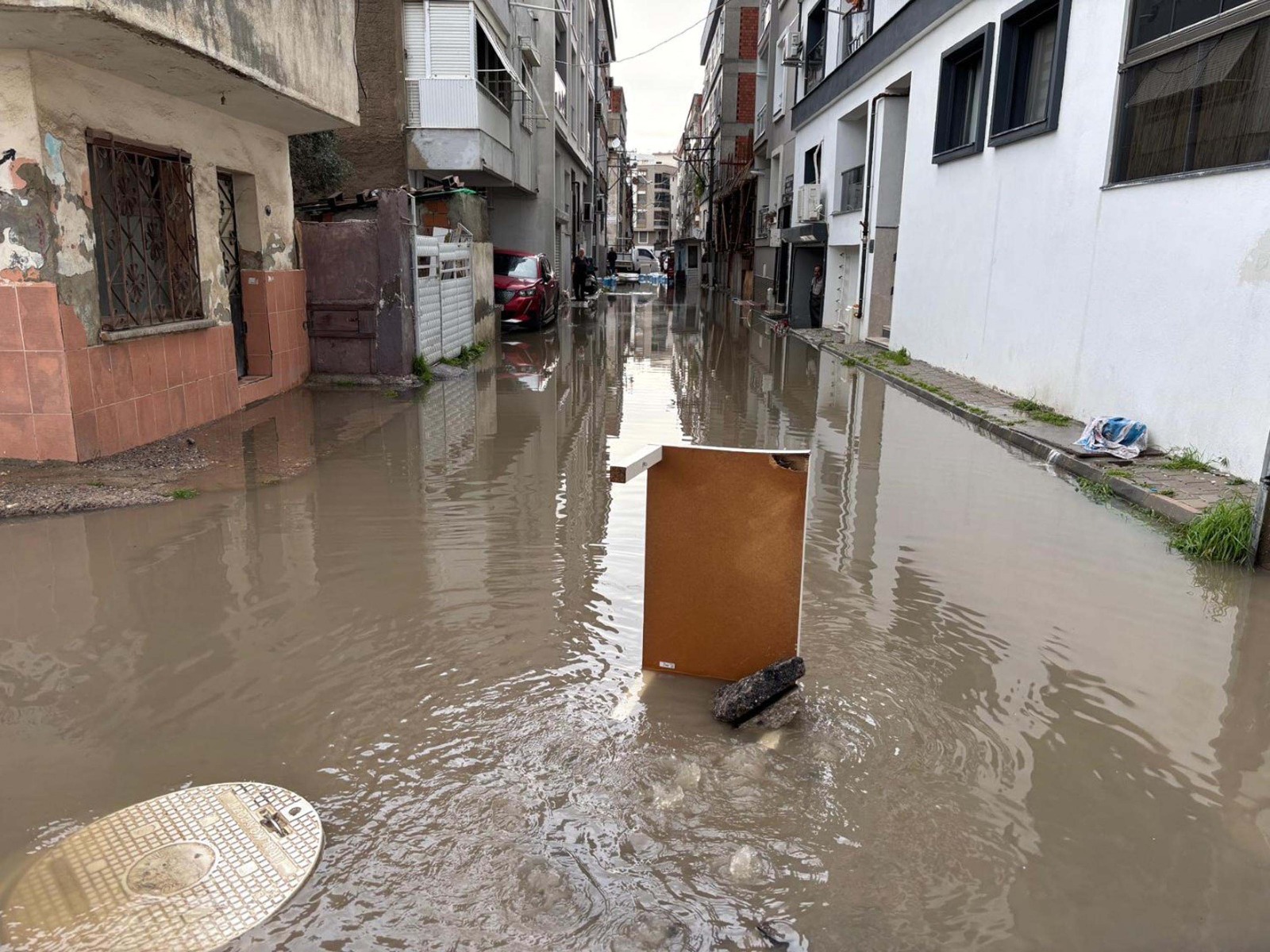 6304 ve 6305 sokaklar sular altında kaldı