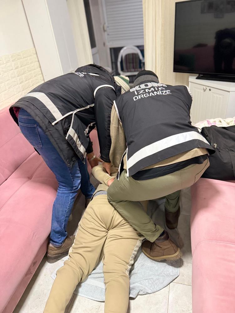 İzmir'de Suç Örgütü Üyesi Yakalandı