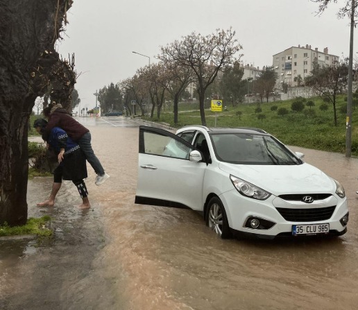 Fedakarlığın fotoğrafı: Vatandaşlar omuzlarda taşındı