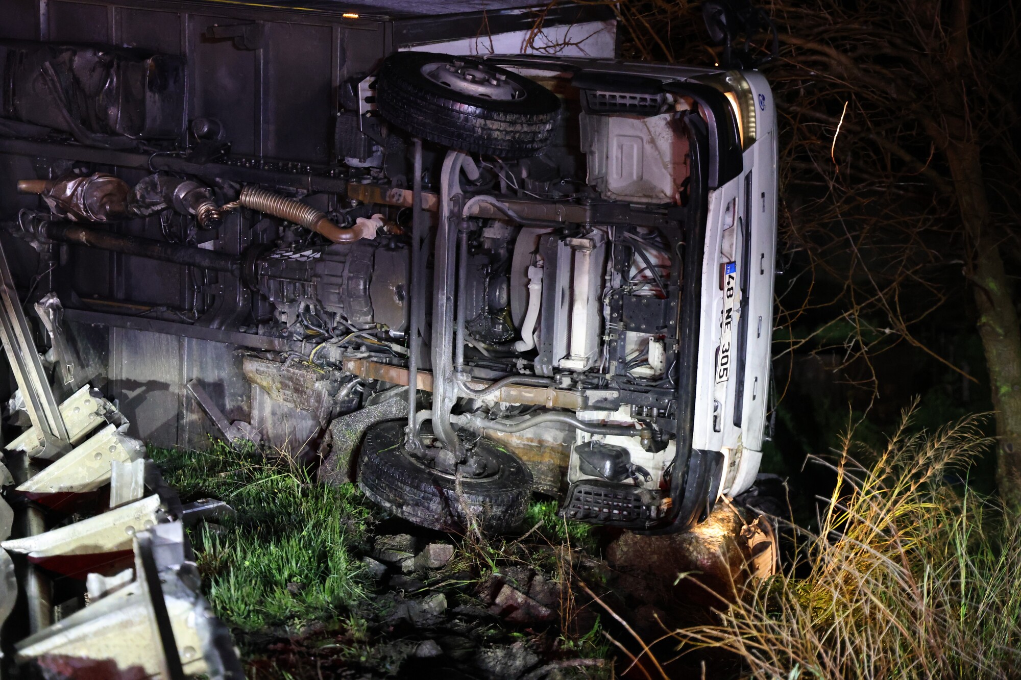 Kamyon Bariyerlerde Askıda Kaldı 2