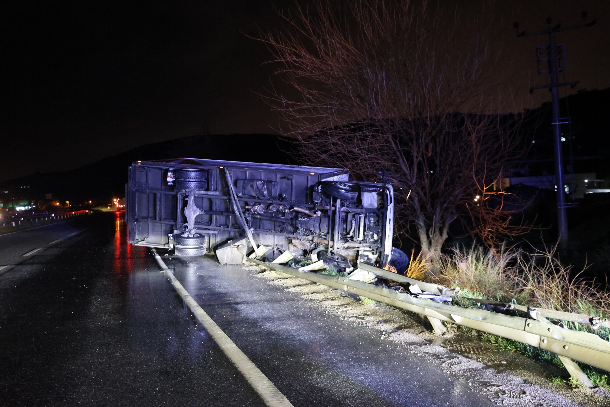 Kamyon Bariyerlerde Askıda Kaldı 3