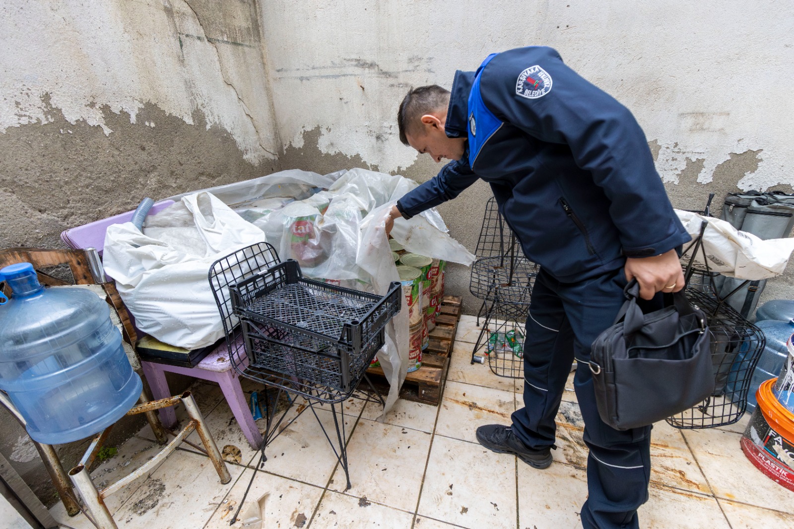 Karşıyaka’da Merdiven Altı Üretime Baskın! Imalathane Mühürlendi1