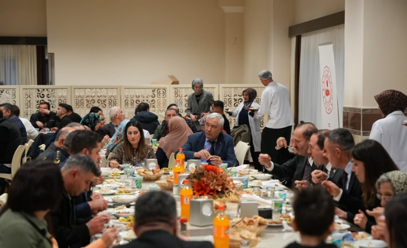 Ramazan’da Kemalpaşa’da sıcak rüzgarlar esiyor! Bu kez de orucu birlikte açtılar