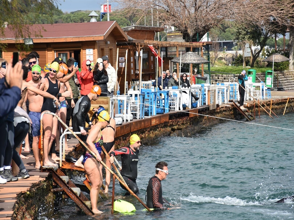 Kış Ayında Çocuklar Için Hava Soğuk, Su Soğuk, Yürekler Sıcak' Sloganıyla Kulaç Attılar