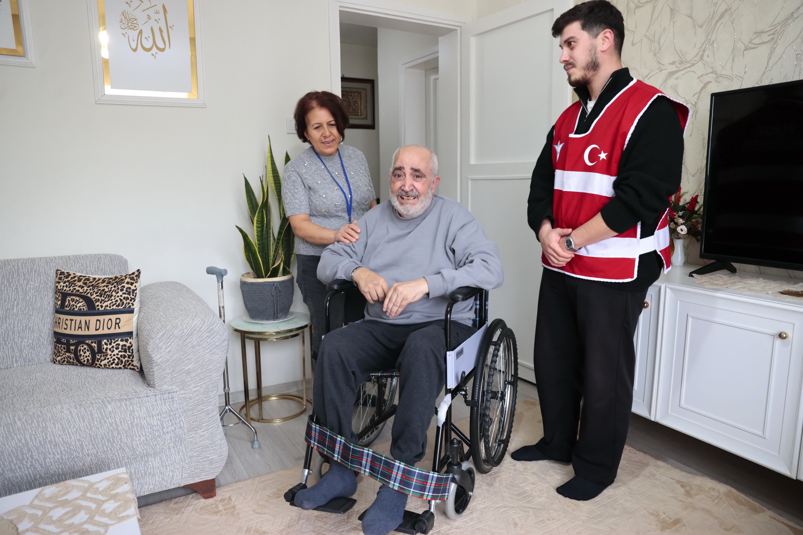 Konak’ta Kimse Yalnız Değil Tekerlekli Sandalyesine Konak Belediyesi Ile Ulaştı (1)