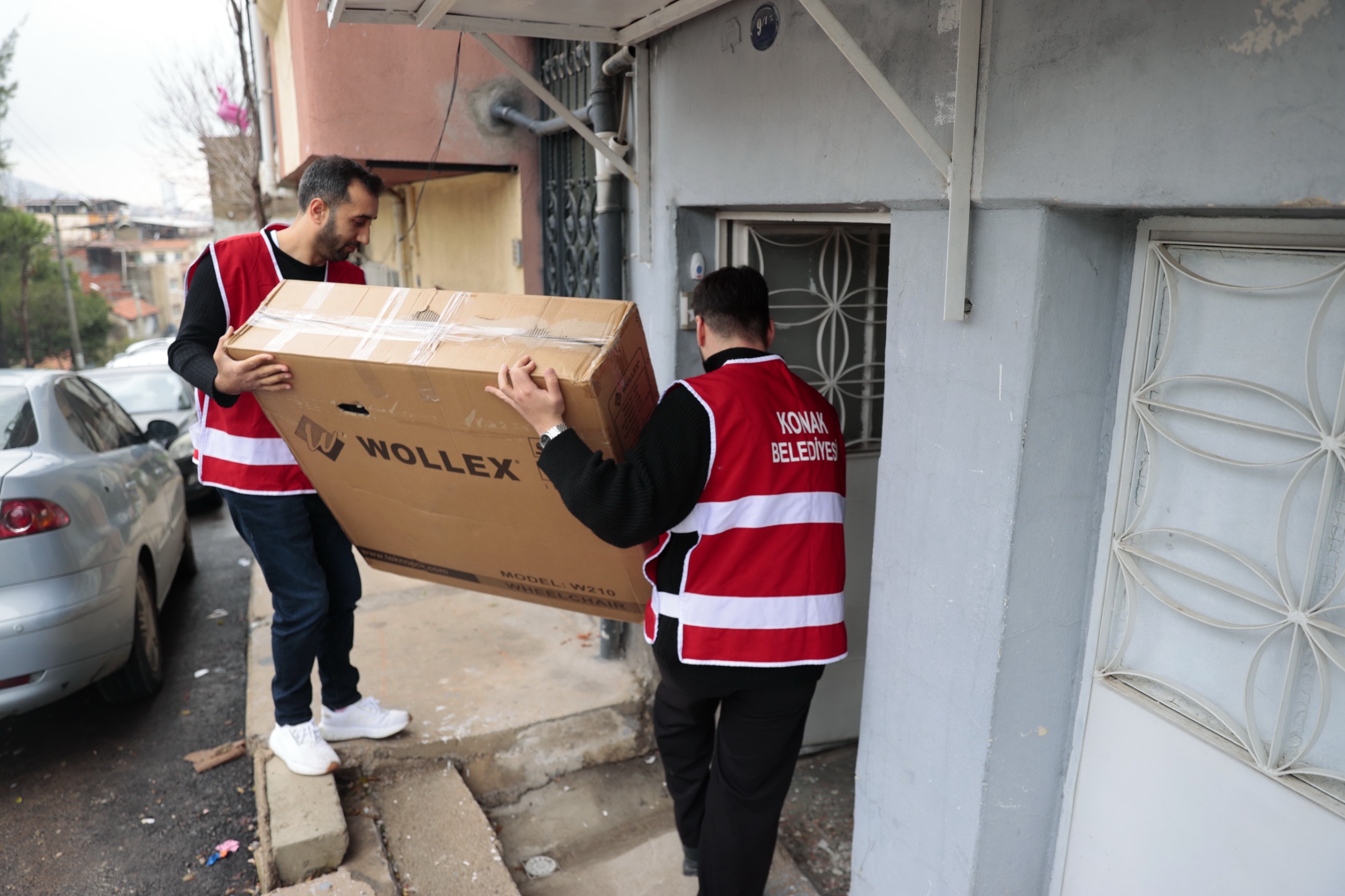 Konak’ta Kimse Yalnız Değil Tekerlekli Sandalyesine Konak Belediyesi Ile Ulaştı (3)