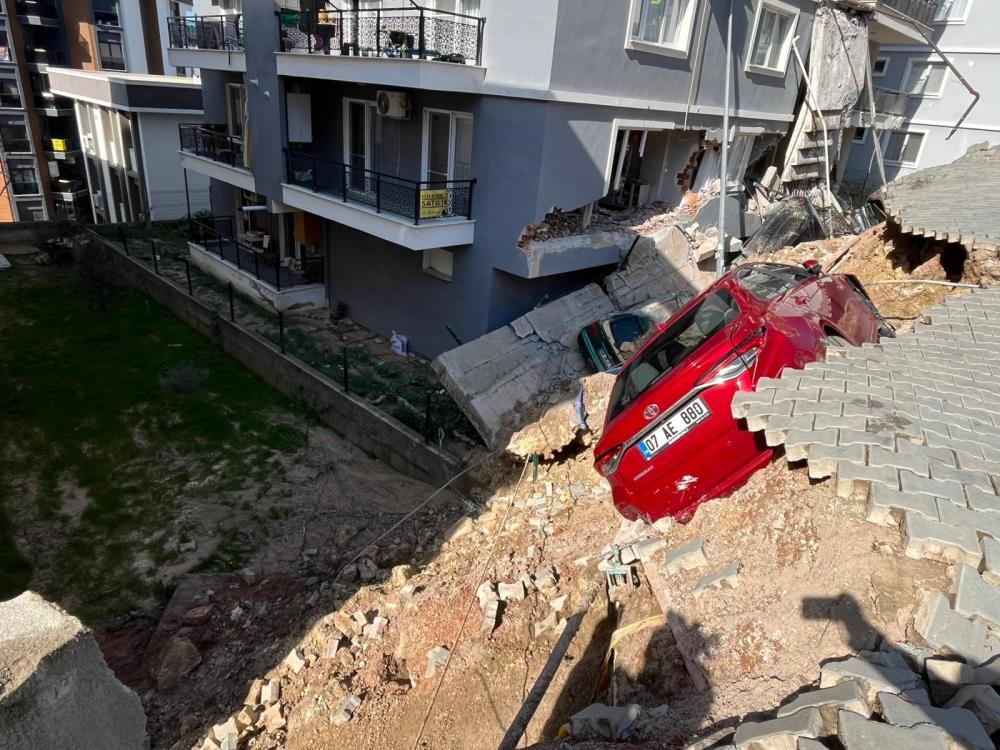 7 otomobil ve 4 bina hasar aldı