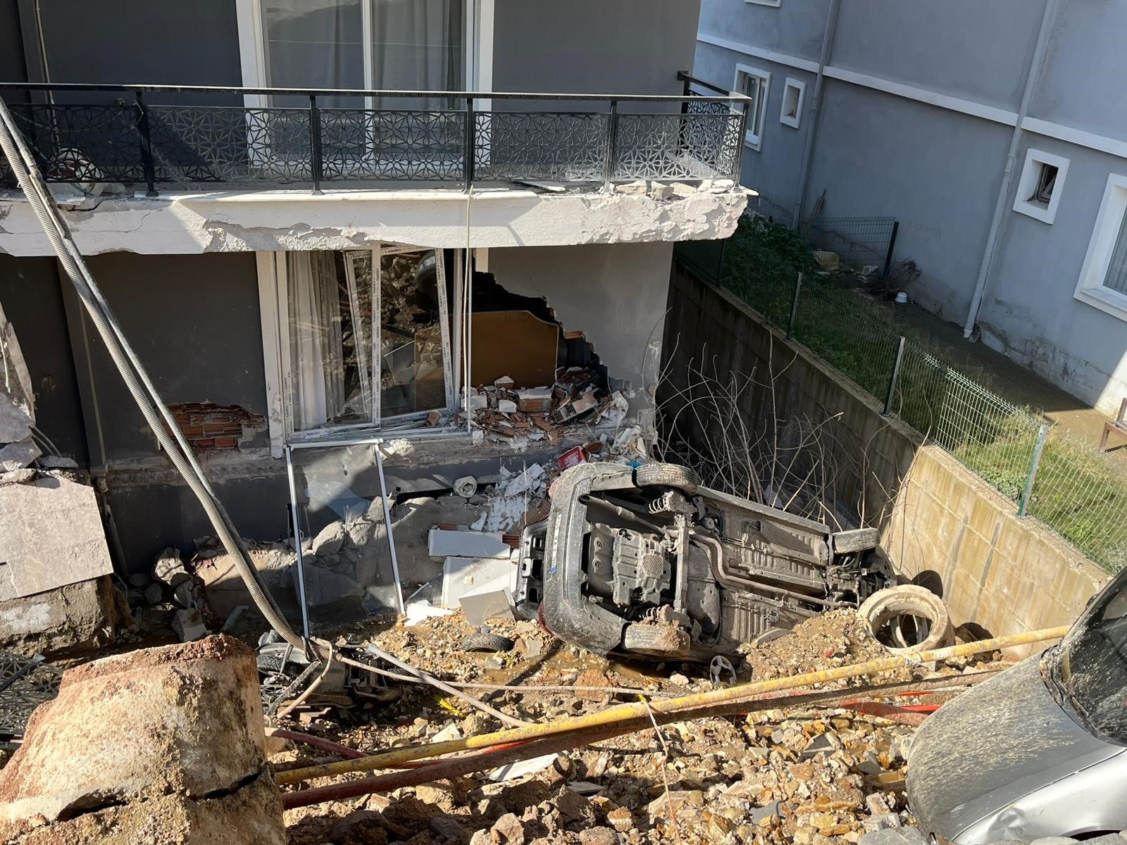 Menemen’de Istinat Duvarı Çöktü