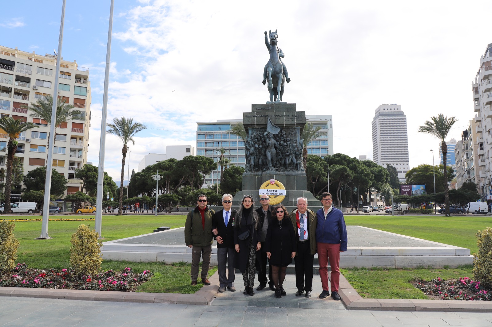 Cumhuriyet Meydanı’nda atanın huzurunda saygı duruşu