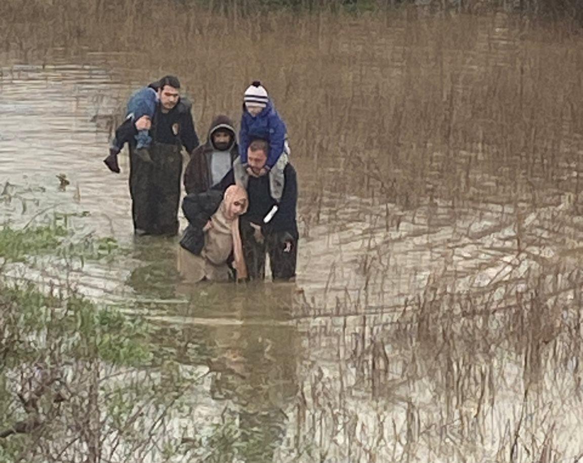Selde Mahsur Kalanların İmdadına Büyükşehir İtfaiyesi Yetişti (7)