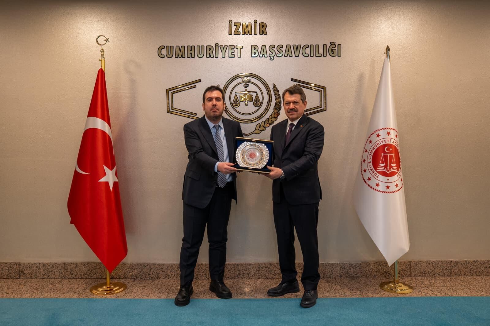 Ziyaretin anısına plaket takdimi