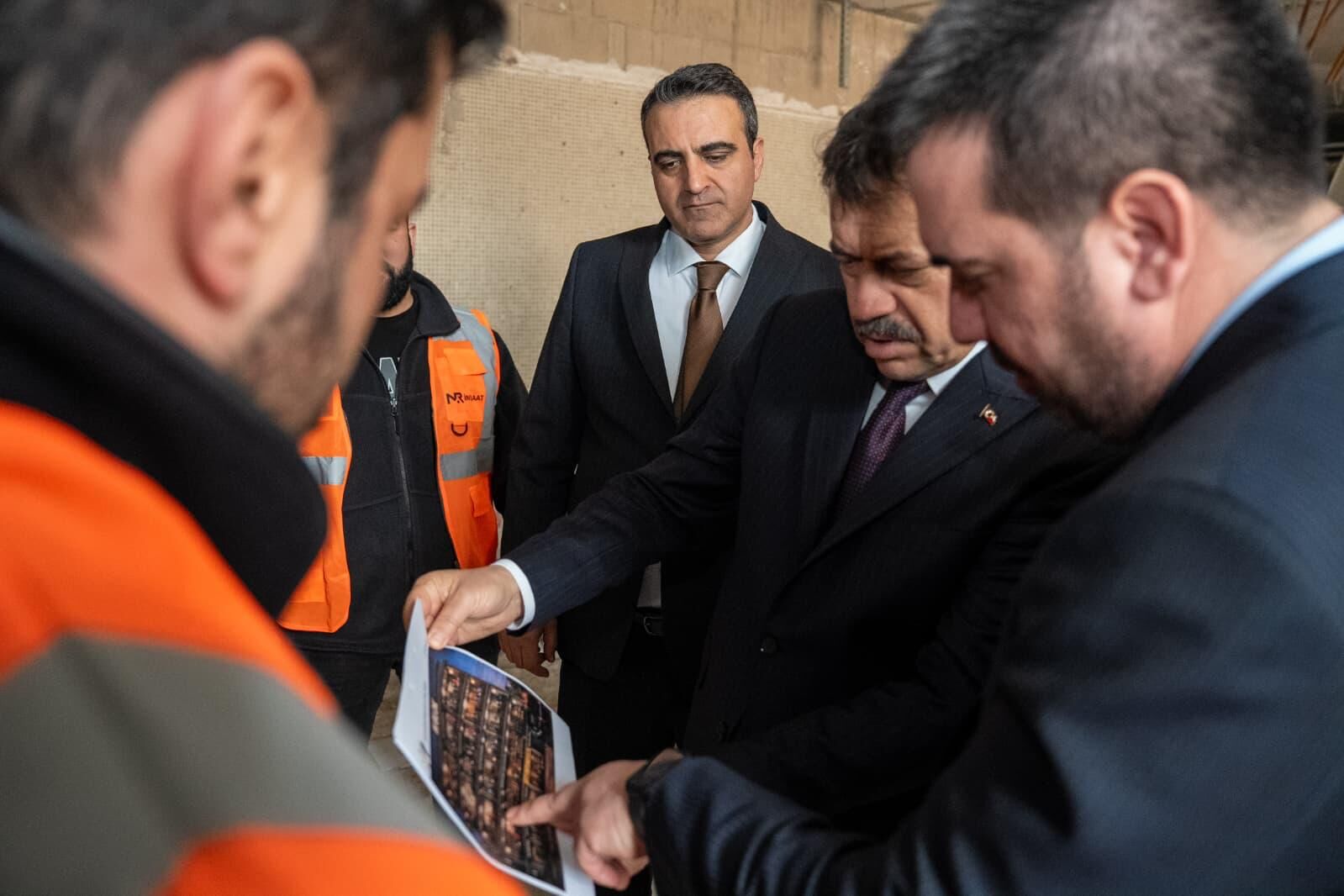 Ziyaretin anısına plaket takdimi