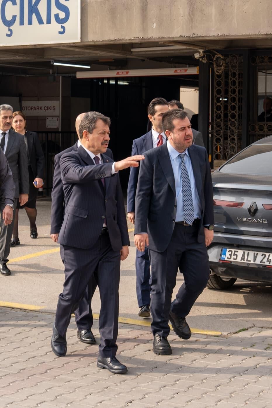 Ziyaretin anısına plaket takdimi