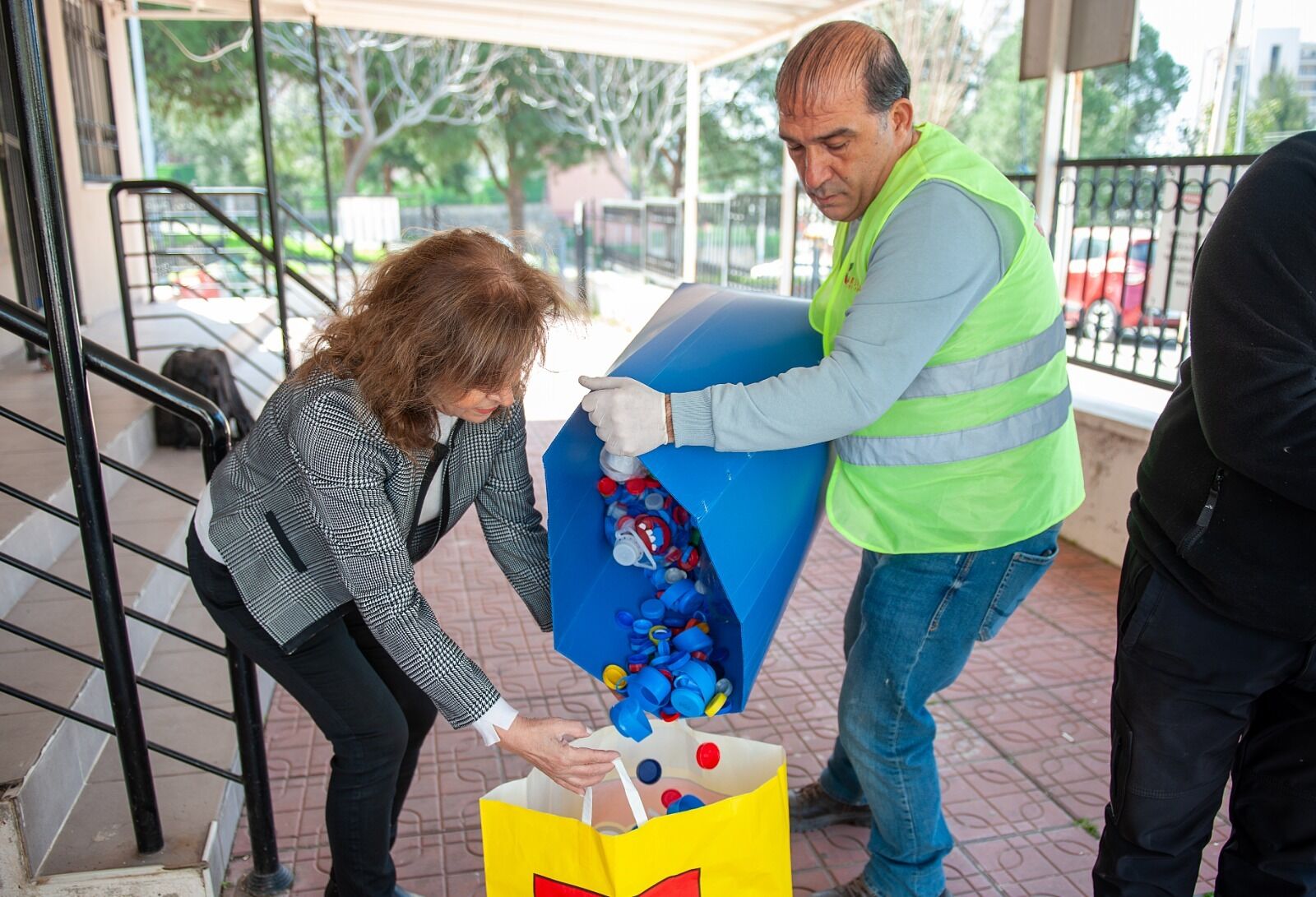 Uzunhasanlar Köyü’nden Karşıyaka’ya uzanan 200 kilogramlık dayanışma