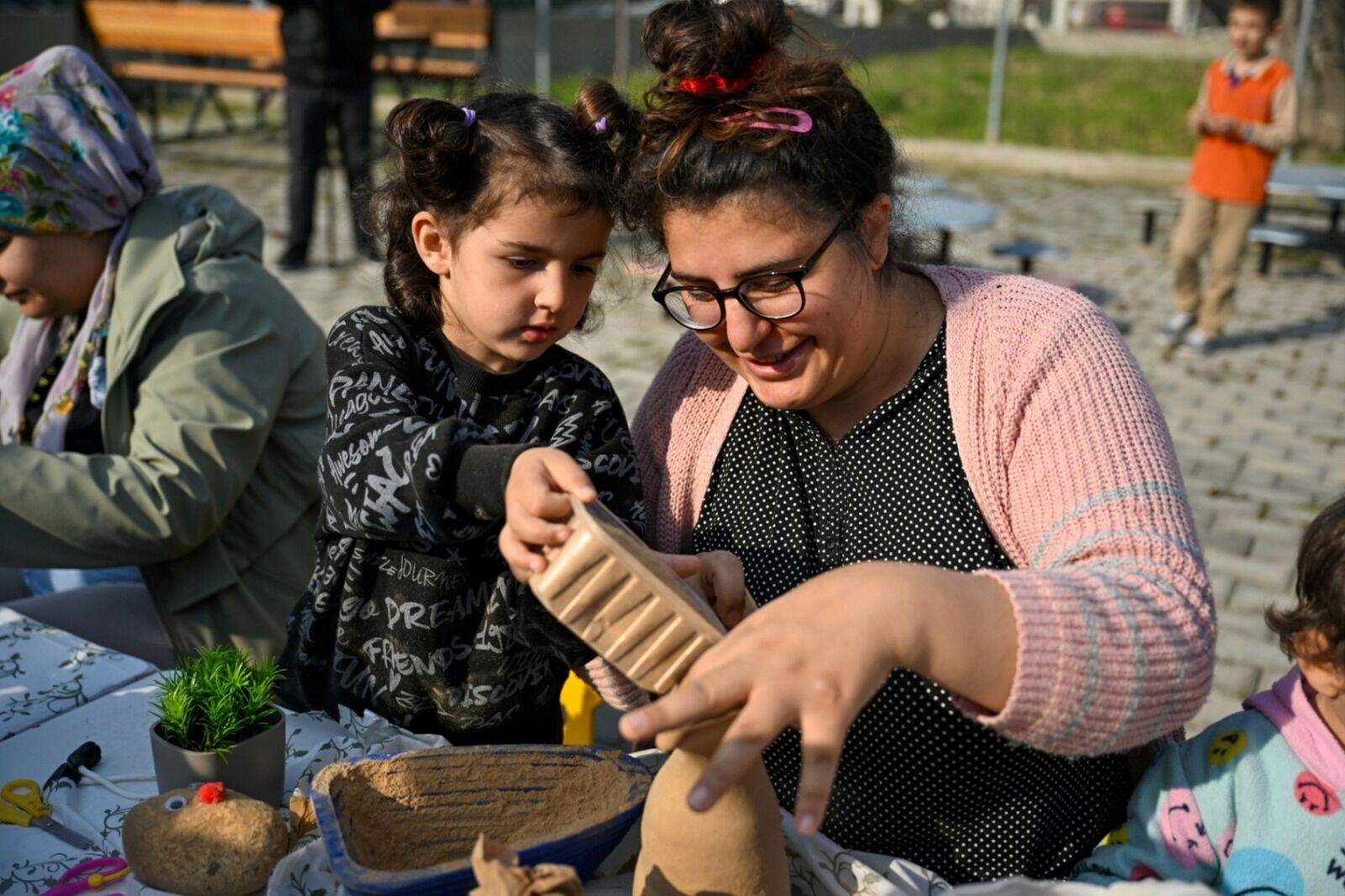 On farklı merkezde sosyal belediyecilik örneği