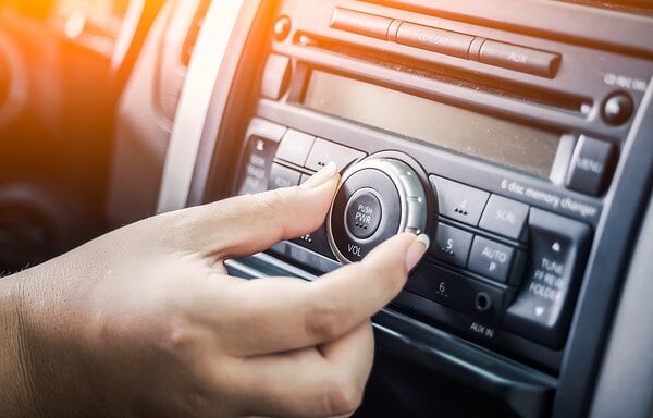 Arabada Yüksek Sesle Müzik Dinlemek