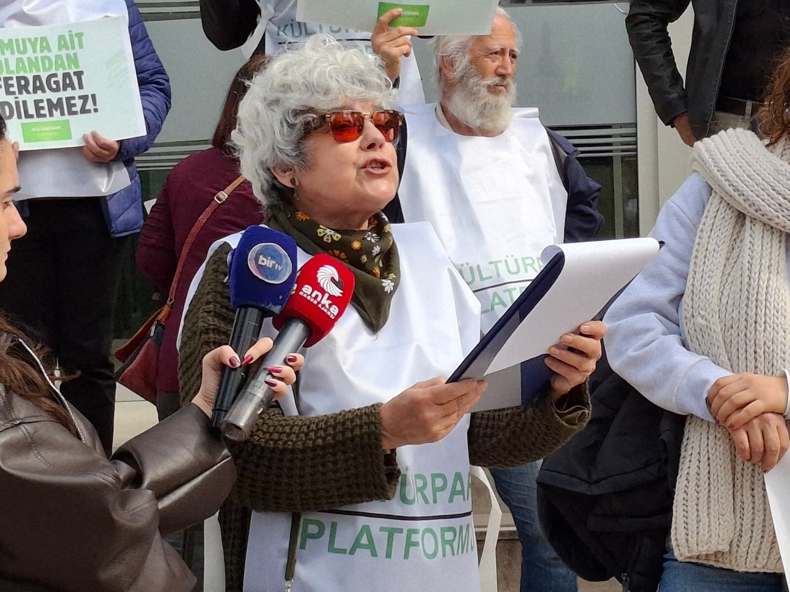 Basmane Çukuru Için Imzalar Belediyeye Teslim! Platform Üyeleri Meclisin Önüne Yürüdü 3