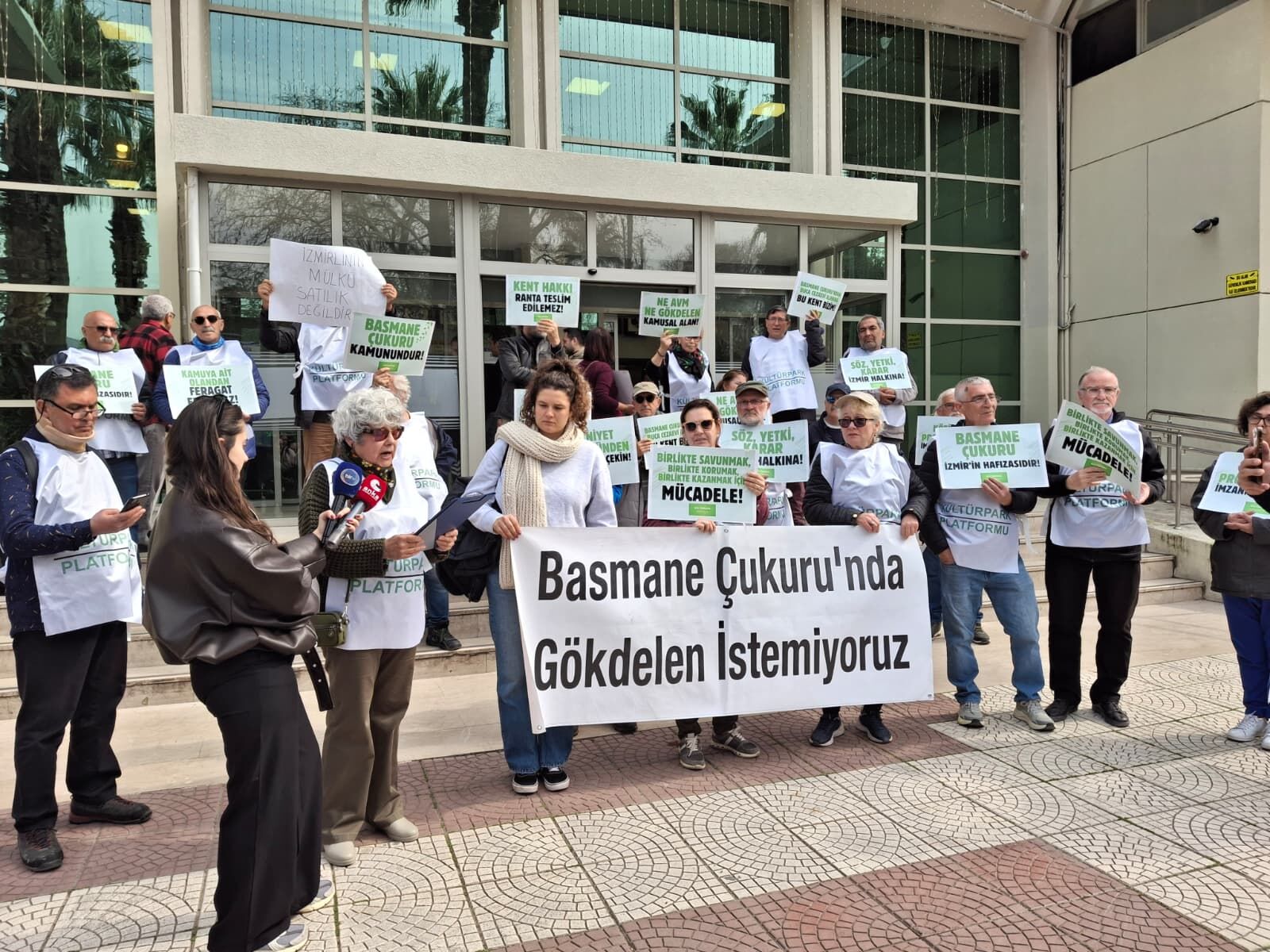 Basmane Çukuru Için Imzalar Belediyeye Teslim! Platform Üyeleri Meclisin Önüne Yürüdü 4