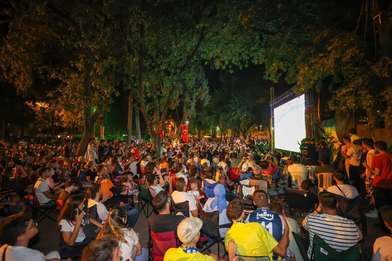 Başkan Görkem Duman: "Ay-Yıldızlı Bayrağını kap gel!"