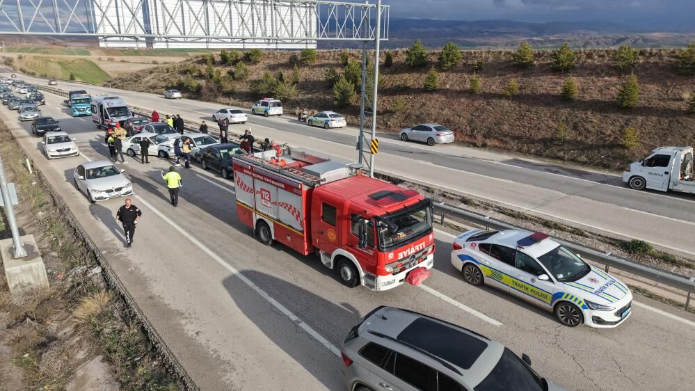 Bayram Dönüşü Yolunda Can Pazarı! 6 Araç Birbirine Girdi (3)