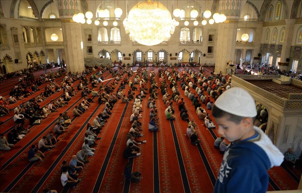 Milyonlarca müslüman bayram namazı için camilere akın etti