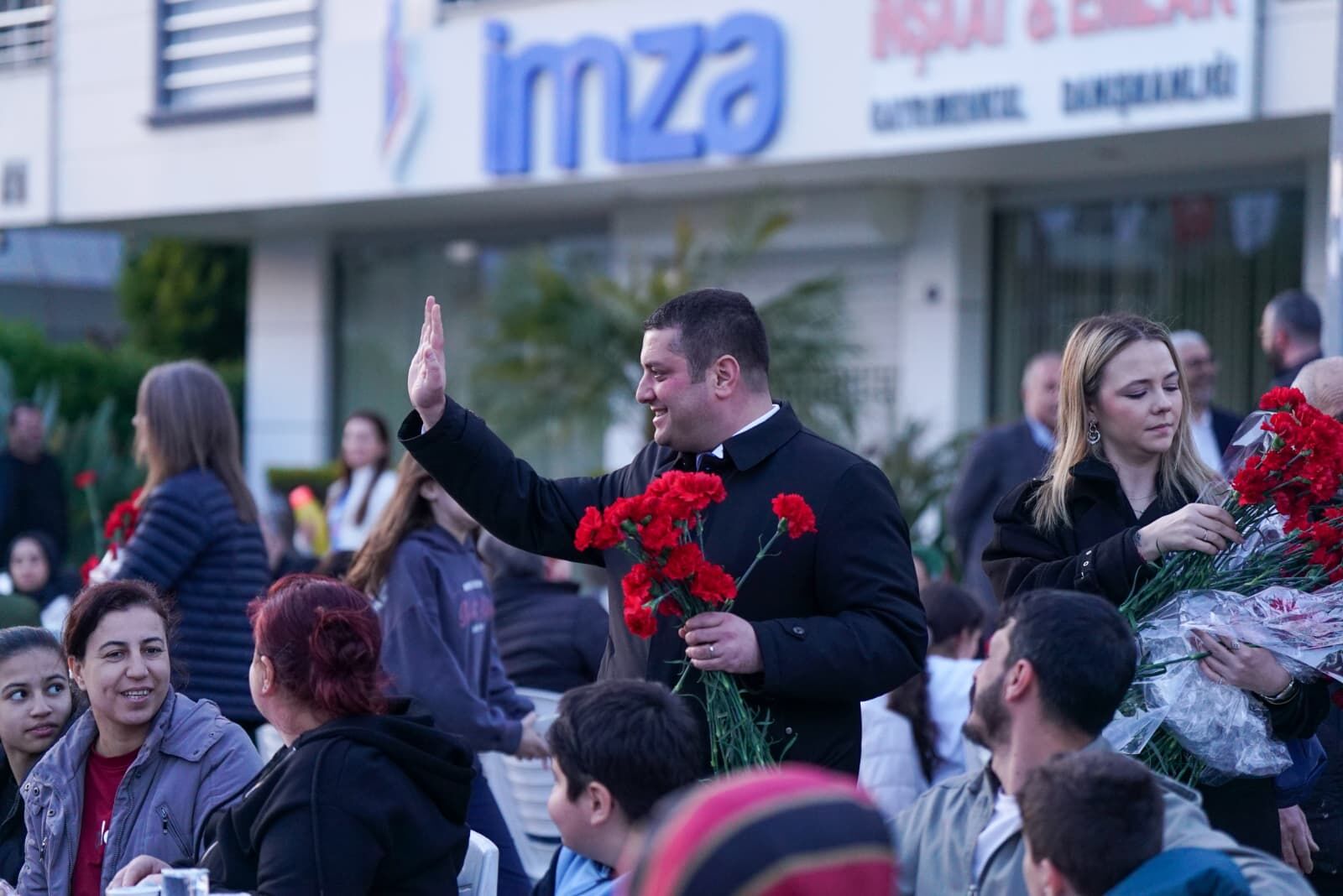 Kadınlara karanfil takdim ettiler