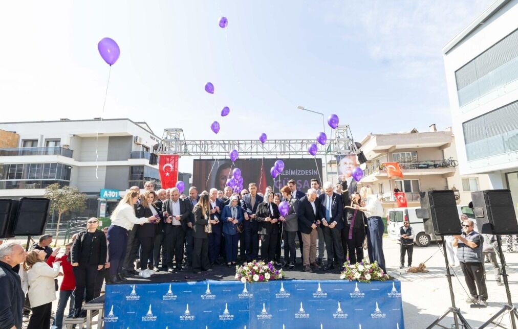 Gökyüzüne bırakılan mor balonlarla şiddete tepki