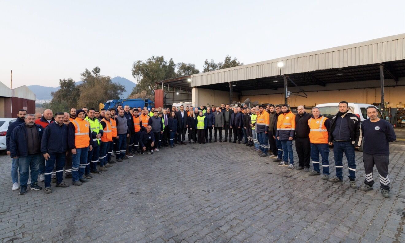 Başkan Yiğit arefe sabahı sahada: Personelle bayramlaştı, dayanışmayı vurguladı-1
