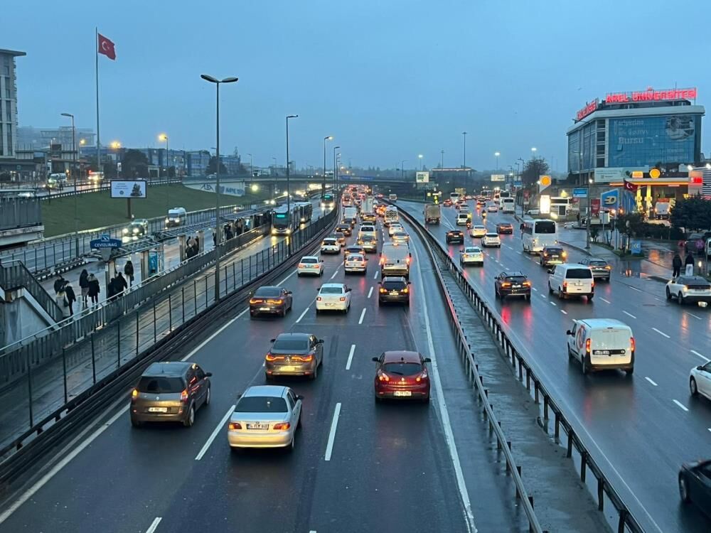 İstanbul’da Bayram Sonrası Haftanın Ilk Günü Sabah Saatlerinde Trafik Yoğunluğu Oluştu