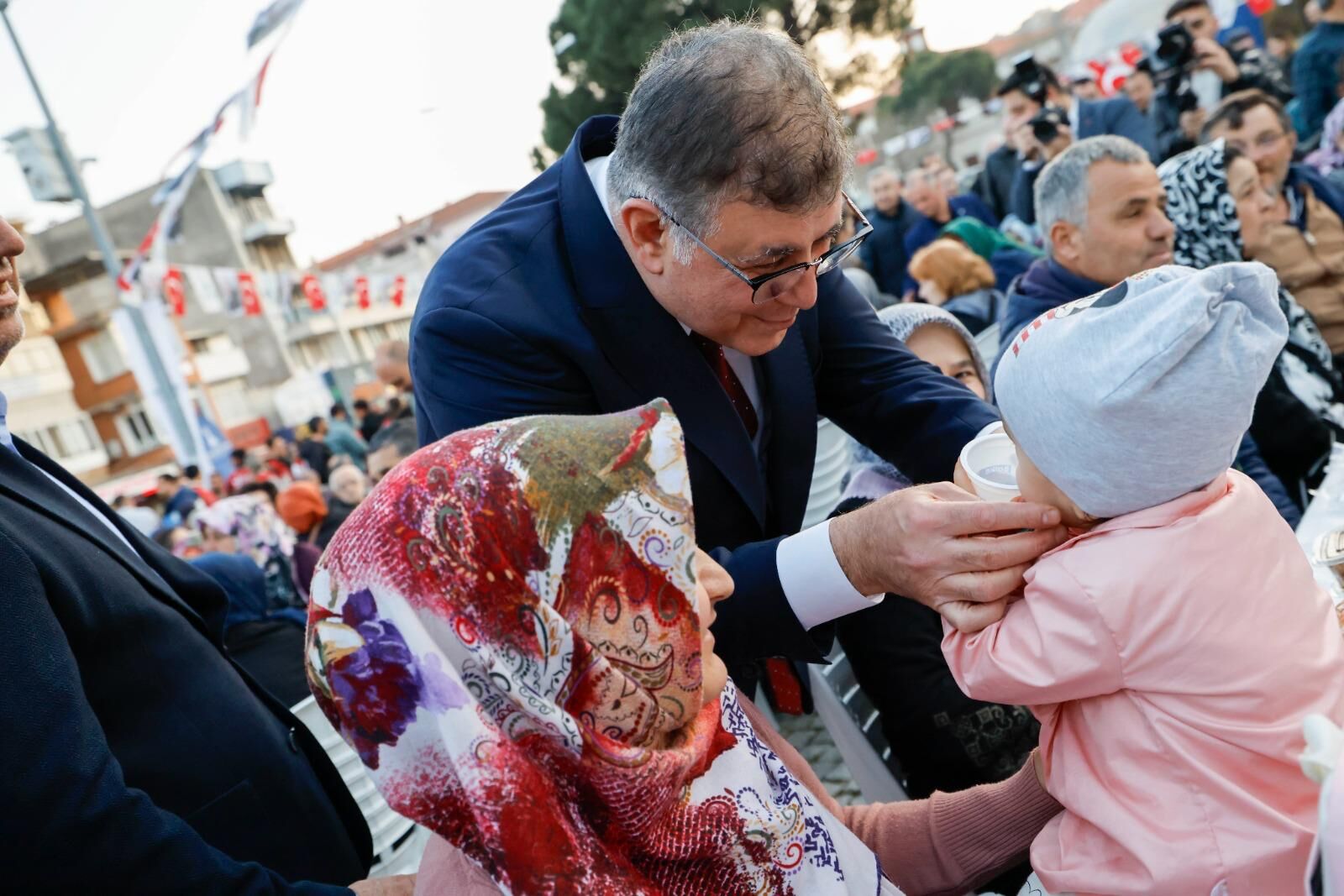 Büyükşehir ihtiyaç durumunda yardım elini esirgemedi